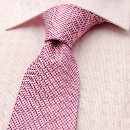 新郎挑選領(lǐng)帶裝飾結(jié)婚西服要點(diǎn)